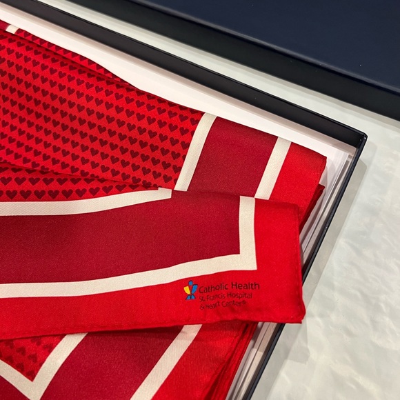 Brand New Vineyard Vines Valentine’s Day Hearts 100% Silk Scarf - Picture 9 of 9